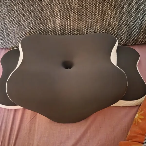 Cradleform memory foam pillow photographed by Amandine H.