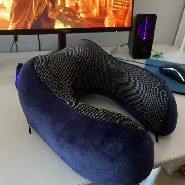 Cradleform travel pillow photographed by Diego P.