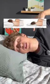 A man showing the Cradleform pillow on his bed